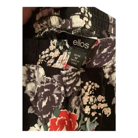 Ellos Black and Red Floral Cropped Pants - Picture 3 of 3
